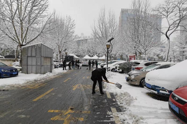 干部職工齊上陣，掃雪除冰暖民心！市住建局積極開(kāi)展掃雪除冰活動(dòng)
